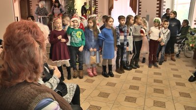У Луцьку школярі влаштували свято для жителів геріатричного пансіонату У Луцьку школярі влаштували свято для жителів геріатричного пансіонату