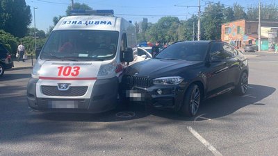 В Одесі водій BMW врізався в карету швидкої допомоги