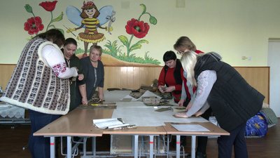 "Дуже хочемо, щоб швидше настала перемога": на Рівненщині вчительки почали шити тактичні дощовики для ЗСУ "Дуже хочемо, щоб швидше настала перемога": на Рівненщині вчительки почали шити тактичні дощовики для ЗСУ