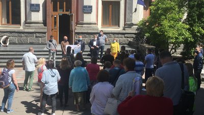 У Рівному депутати прийшли вимагати вето мера через землю біля озера У Рівному депутати прийшли вимагати вето мера через землю біля озера