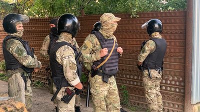 Російські силовики на світанку прийшли з обшуками до кримських татар Російські силовики на світанку прийшли з обшуками до кримських татар