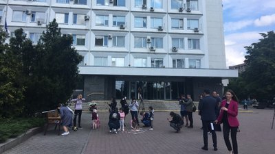 Відкрийте садочки: батьки із дітьми влаштували пікет під стінами міської ради у Черкасах