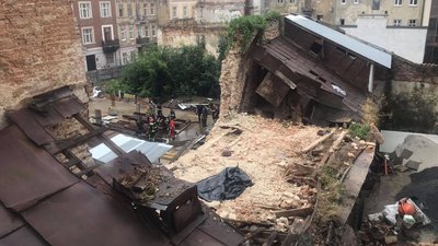 У Львові обвалилася стіна будинку, є загиблий У Львові обвалилася стіна будинку, є загиблий