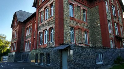 У Лисичанську внаслідок обстрілу армії РФ згоріла гімназія, яка була побудована бельгійцями понад сотню років тому У Лисичанську внаслідок обстрілу армії РФ згоріла гімназія, яка була побудована бельгійцями понад сотню років тому
