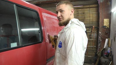 Валерій Талан з Хмельницького підготував автомобіль до фарбування Валерій Талан з Хмельницького підготував автомобіль до фарбування