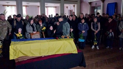 У Сумах поховали захисників Андрія Пальчуна та Олексія Рябеннка У Сумах поховали захисників Андрія Пальчуна та Олексія Рябеннка