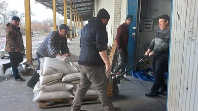 У передмісті Херсона розпочав працювати сортувальний штаб гуманітарної допомоги У передмісті Херсона розпочав працювати сортувальний штаб гуманітарної допомоги