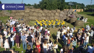 У селі Сад під Сумами відбувся дитячий показ мод, щоб привернути увагу до екології У селі Сад під Сумами відбувся дитячий показ мод, щоб привернути увагу до екології