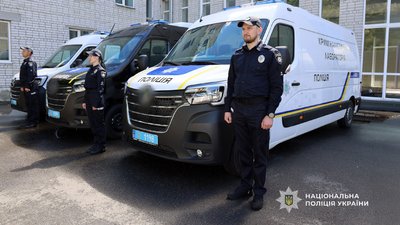 Мобільні криміналістичні лабораторії, які передали поліцейським Чернігівщини