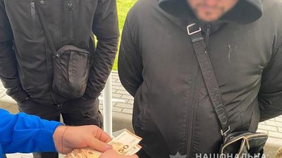 Правоохоронці Тернопільщини затримали трьох осіб, які вимагали гроші з перевізників Правоохоронці Тернопільщини затримали трьох осіб, які вимагали гроші з перевізників