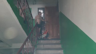 Врятували сплячого: у Рівному зрізали двері до квартири, де сталась пожежа Врятували сплячого: у Рівному зрізали двері до квартири, де сталась пожежа