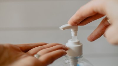 Як доглядати за шкірою після використання мила, санітайзера і носіння маски Як доглядати за шкірою після використання мила, санітайзера і носіння маски