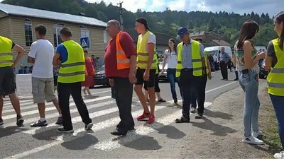Люди чотири дні перекривають дорогу Львів-Самбір-Ужгород