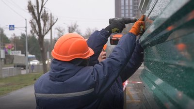 У Дніпрі розпочали реконструкцію будинку на Перемозі, у який влучила російська ракета У Дніпрі розпочали реконструкцію будинку на Перемозі, у який влучила російська ракета