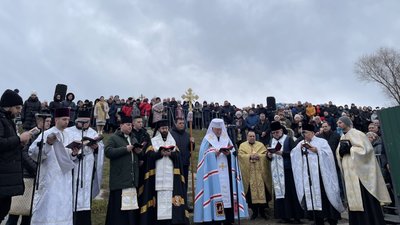 Священнослужителі освясують воду Священнослужителі освясують воду