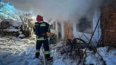 Рятувальники гасять пожежу на Тернопільщині, 2 лютого 2026 року
