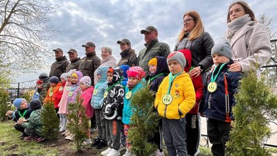 На Тернопільщині дошкільнята висадили іменні декоративні кущі На Тернопільщині дошкільнята висадили іменні декоративні кущі