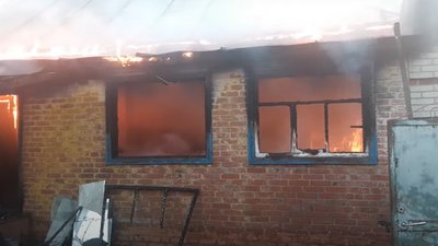 У Сумському районі рятувальники майже п'ять годин гасили пожежу в житловому будинку