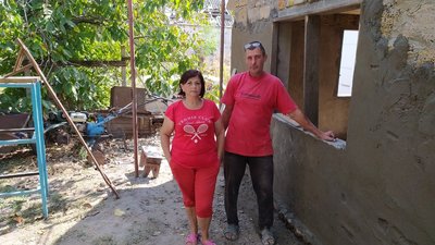 Фермери Марина та Володимир Ємець намагаються відновити своє господарство у селі Біла Криниця Баштанського району. Внаслідок бойових дій 2022-го року їхня техніка та устаткування були знищені або розкрадені.