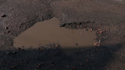 Ямки на дорогах у Чернігові почнуть латати в кінці березня Ямки на дорогах у Чернігові почнуть латати в кінці березня