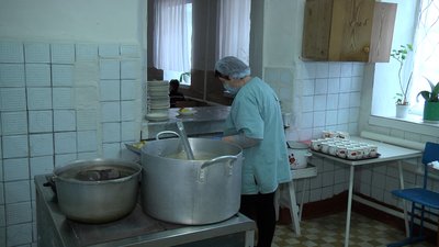 Менше хліба, без цукру та поки без фруктів – у Новгород-Сіверській школі №2 перейшли на нове меню Менше хліба, без цукру та поки без фруктів – у Новгород-Сіверській школі №2 перейшли на нове меню