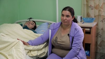 Навчився заново їсти та робить перші кроки: історія військового з Херсонщини, який проходить реабілітацію у Чернігові Навчився заново їсти та робить перші кроки: історія військового з Херсонщини, який проходить реабілітацію у Чернігові