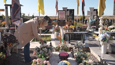 "Приходжу в школу, дивлюсь на портрет, вітаюся з ним" — дружина загиблого вчителя-військовослужбовця з Волині "Приходжу в школу, дивлюсь на портрет, вітаюся з ним" — дружина загиблого вчителя-військовослужбовця з Волині