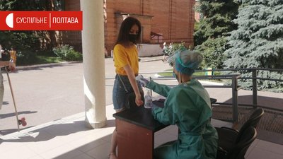 На вході до пункту тестування учасникам перевіряють температуру. Тут же вони обробляють руки антисептиком На вході до пункту тестування учасникам перевіряють температуру. Тут же вони обробляють руки антисептиком