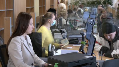 Адміністратори Луцького ЦНАПу обслуговують клієнтів Адміністратори Луцького ЦНАПу обслуговують клієнтів