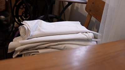 "Шию щодня": 79-річна волинянка шиє адаптивний одяг для військових "Шию щодня": 79-річна волинянка шиє адаптивний одяг для військових