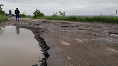 На Прикарпатті селяни перекрили дорогу – вимагають ремонту На Прикарпатті селяни перекрили дорогу – вимагають ремонту