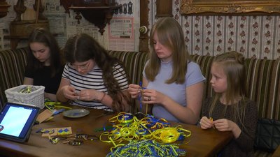 16-річна франківка продає патріотичні аксесуари, щоб зібрати гроші для бригади, в якій служить її батько 16-річна франківка продає патріотичні аксесуари, щоб зібрати гроші для бригади, в якій служить її батько