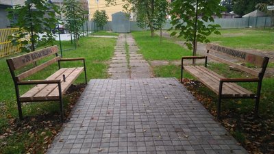 Агітація в Ужгороді: ремонт подвір’я, пряники та лавиці із символікою партії Агітація в Ужгороді: ремонт подвір’я, пряники та лавиці із символікою партії