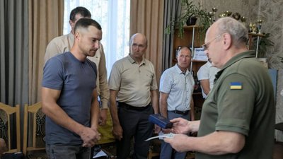 Родині на Волині передали "Комбатантський хрест" полеглого захисника Родині на Волині передали "Комбатантський хрест" полеглого захисника