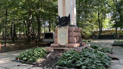 Пам'ятник радянському генералу боброву у чернівцях Пам'ятник радянському генералу боброву у чернівцях