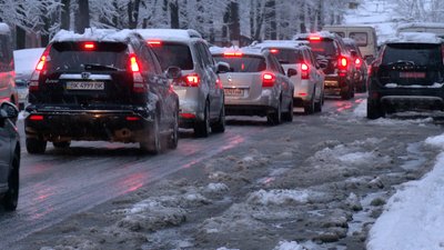 Розчищали вдень і працюватимуть усю ніч: як у Рівному долають наслідки снігопаду Розчищали вдень і працюватимуть усю ніч: як у Рівному долають наслідки снігопаду