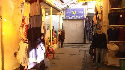 Ініціювали відкриття центру вакцинації на Хмельницькому речовому ринку самі працівники. Ініціювали відкриття центру вакцинації на Хмельницькому речовому ринку самі працівники.