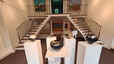 У Парижі відкрилася виставка робіт українських митців. Серед них картини художника з Миколаївщини