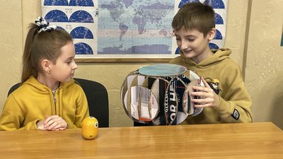 Діти показують одне одному виготовлені речі. Діти показують одне одному виготовлені речі.