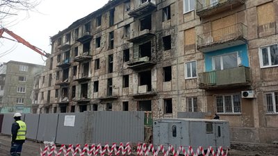 У Кривому Розі розпочали демонтаж пошкоджених підїздів у п'ятиповерхівці після ракетного удару У Кривому Розі розпочали демонтаж пошкоджених підїздів у п'ятиповерхівці після ракетного удару