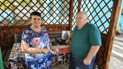 Батьки загиблого військовослужбовця разом з FPV-дроном Батьки загиблого військовослужбовця разом з FPV-дроном
