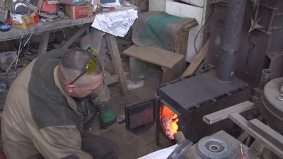 Щодня працює у майстерні: вінничанин виготовляє буржуйки для захисників