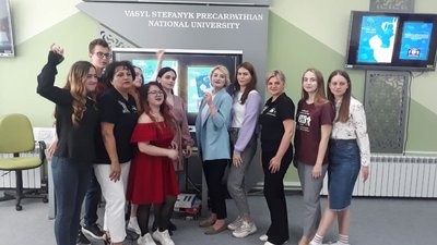 "Кава, ноут, рок-н-рол". У Франківську презентували третій випуск книжки студентського проєкту "Кава, ноут, рок-н-рол". У Франківську презентували третій випуск книжки студентського проєкту