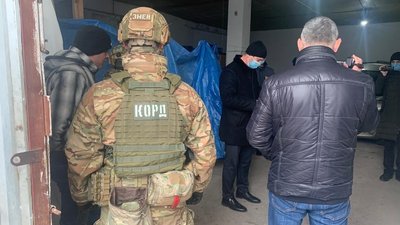 На 2,5 мільйони гривень фальсифікату: у Херсоні викрили підпільне виробництво алкоголю