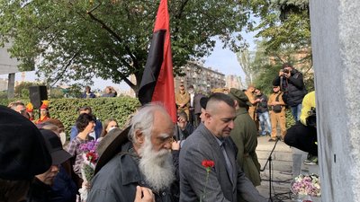 Люди покладали квіти до пам'ятника Болбочану Люди покладали квіти до пам'ятника Болбочану