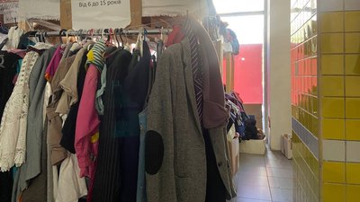 Стелажі та вішаки: у Полтаві волонтерам необхідні меблі для речей у рамках проєкту "Тепла кофта" Стелажі та вішаки: у Полтаві волонтерам необхідні меблі для речей у рамках проєкту "Тепла кофта"