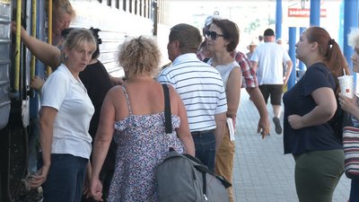 "Зараз побачу, плакати хочеться": як на вокзалі зустрічають сумчан, які повертаються додому "Зараз побачу, плакати хочеться": як на вокзалі зустрічають сумчан, які повертаються додому
