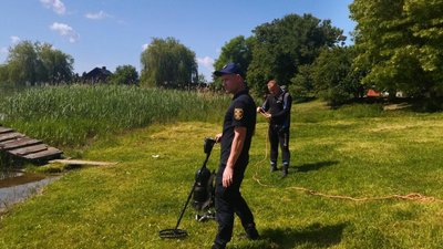 На Волині водолази обстежують місця купання. Як це відбувається і що знаходять на дні На Волині водолази обстежують місця купання. Як це відбувається і що знаходять на дні