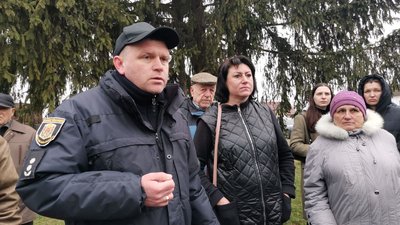 «Остання крапля для всієї громади»: у Диканьці влаштували протест через побитого старшого лейтенанта «Остання крапля для всієї громади»: у Диканьці влаштували протест через побитого старшого лейтенанта