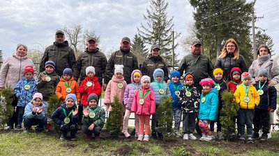 На Тернопільщині дошкільнята висадили іменні декоративні кущі На Тернопільщині дошкільнята висадили іменні декоративні кущі